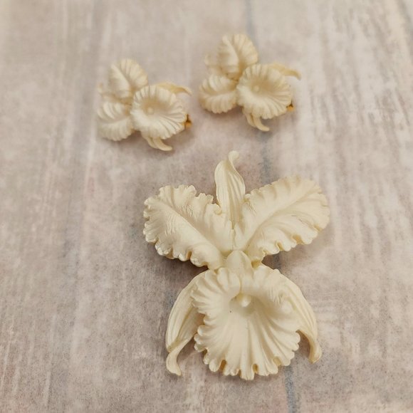 White Orchid Brooch Pin and Clip Earrings Set. Vintage Pinup Retro Celluloid - Picture 1 of 8